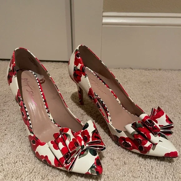 Betsey Johnson Heels Women 9.5 Shoes Red White Floral Print Prince Pumps Bow - Picture 2 of 8